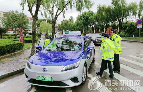 區(qū)交通執(zhí)法隊(duì)開展出租汽車市場服務(wù)規(guī)范專項(xiàng)整治行動(dòng)